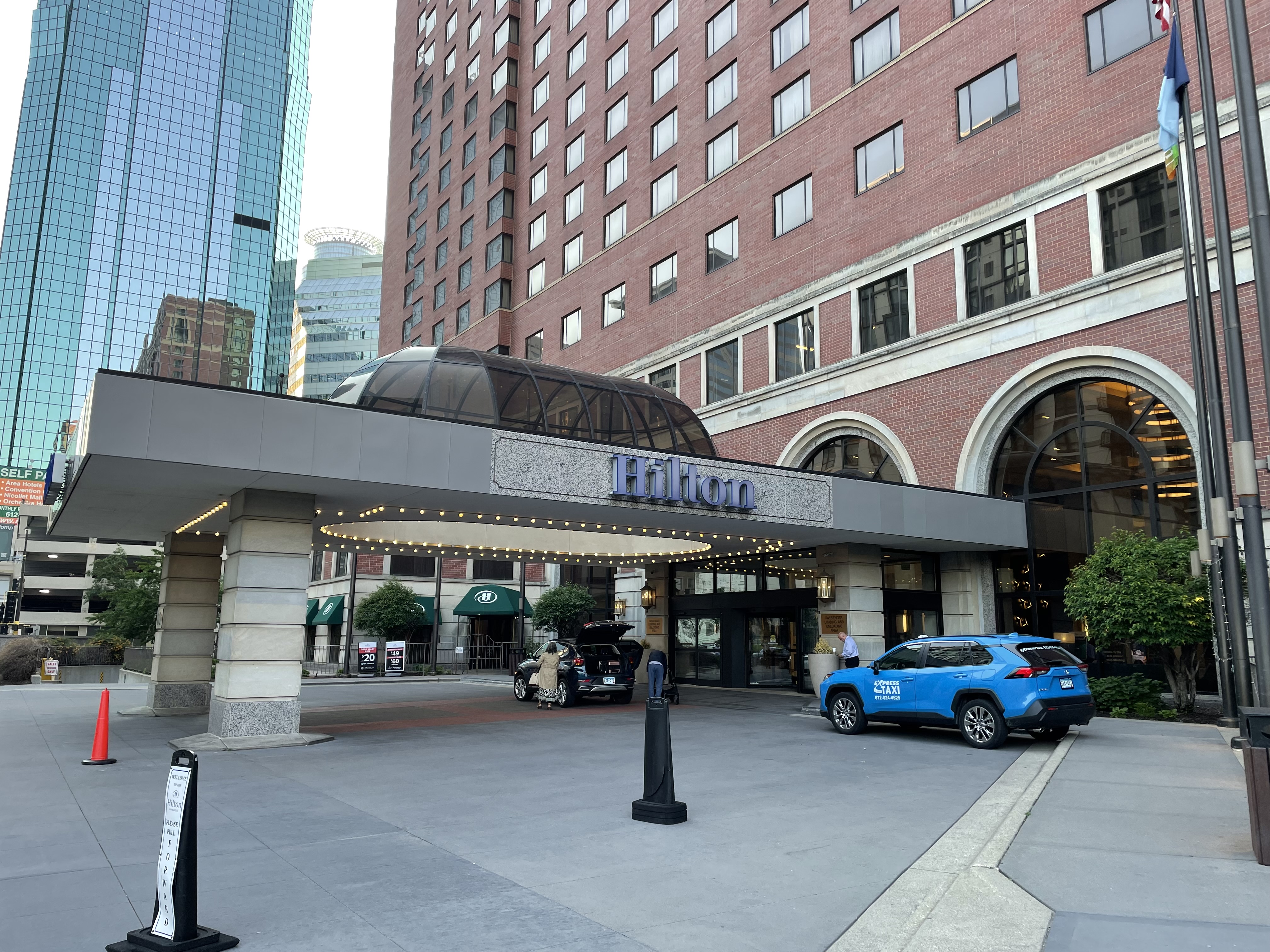 Hilton Hotel Minneapolis Exterior